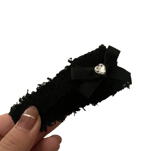 Barrette à cheveux élégante en tweed noir avec nœud, strass cœur et bords effilochés