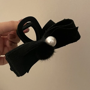Pince à cheveux élégante avec nœud en velours noir, perles et pompons pour l'automne