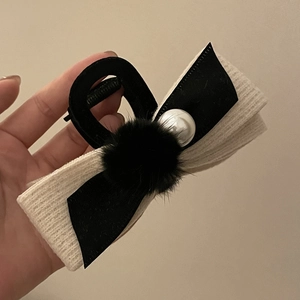 Pince à cheveux élégante en velours avec perle et pompon pour l'automne et l'hiver