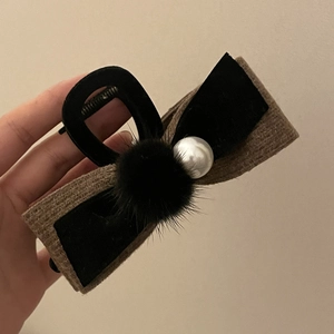 Pince à cheveux élégante avec nœud boule en fausse fourrure et perle en tissu marron