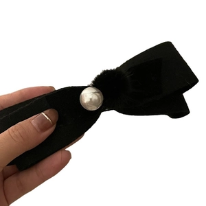 Pince à cheveux élégante en velours noir avec perle blanche et détail de pompon en fourrure