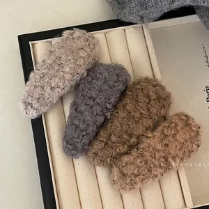 Barrette à Cheveux BB en Peluche d'Hiver pour Femmes Couleur Unie Fait Main Accessoires de Coiffure d'Automne et d'Hiver