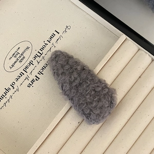 Barrette à cheveux élégante en peluche grise pour femme avec texture douce en molleton
