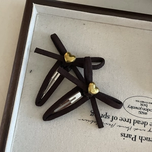 Zweiteiliges Set brauner Samt-Haarspangen mit Schleife und goldenem Herz im französischen Stil