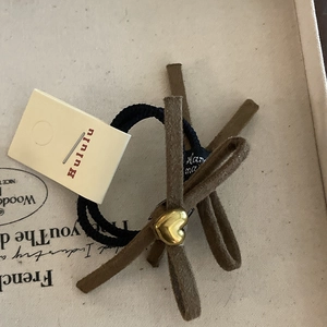 Französischer Leder-Haargummi mit Schleife und goldenem Herzanhänger für Mädchen