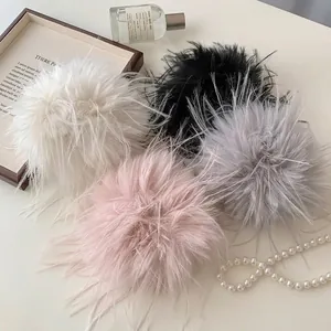 Set di quattro elastici per capelli in finta pelliccia in rosa, bianco, grigio e nero
