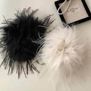 Eleganti elastici per capelli in ecopelliccia nera e beige per acconciature di classe