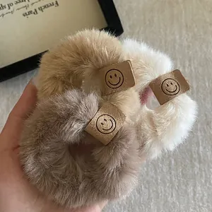 Lot de 3 chouchous en fausse fourrure pelucheuse avec étiquettes souriantes en cuir