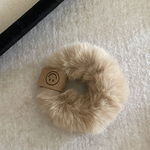 Chouchou en fausse fourrure de lapin beige avec étiquette décorative à motif smiley