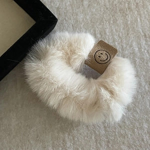 Chouchou en fausse fourrure de lapin blanc crème avec étiquette cuir à visage souriant
