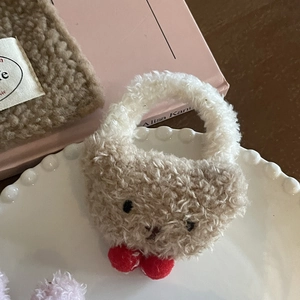 Clip de pelo de oso de peluche en lana de cordero crema con pompones rojos