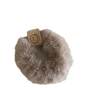 Chouchou en peluche douce en fausse fourrure marron chaud avec étiquette smiley mignonne