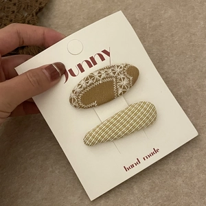 Lot de deux barrettes en tissu avec broderie flocon de neige marron et motif à carreaux