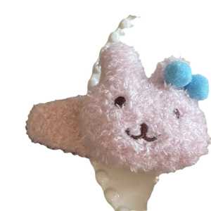 Pinza para el pelo de conejo de peluche rosa con lazo de pompones azules en plato de encaje