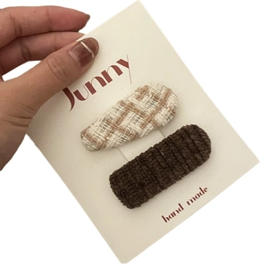 Lot de deux pinces à cheveux en tissu motif cœur marron et à carreaux sur carton