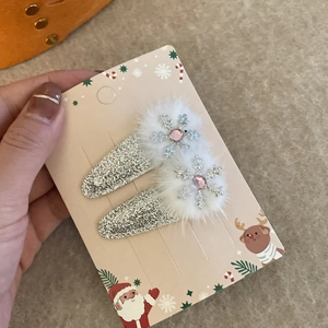Barrettes flocon de neige argentées scintillantes avec pompons blancs pour Noël