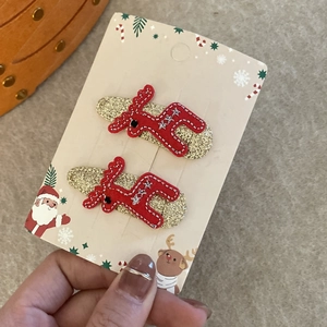 Détails des barrettes de Noël en forme de renne avec broderies et paillettes dorées
