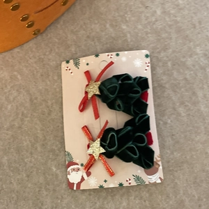 Lot de deux barrettes sapin de Noël en velours vert avec étoiles dorées et nœuds