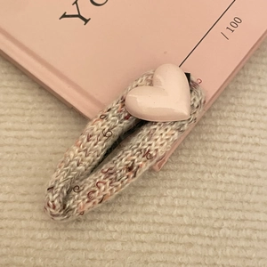 Barrette à cheveux tricotée cœur rose sur fond peluche pour coiffure élégante femme