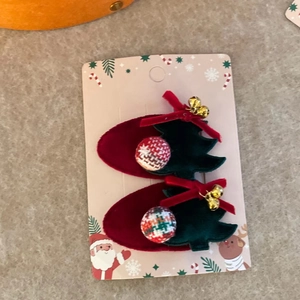 Lot de deux barrettes de Noël avec nœuds en velours et cloches sur carte de fête