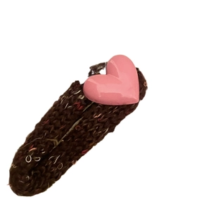 Barrette à cheveux tricotée à la main avec cœur rose sur base en laine marron douce