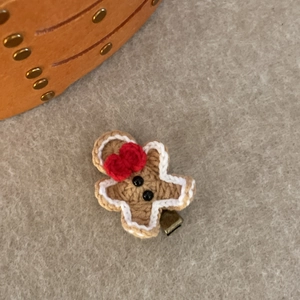 Pince à cheveux bonhomme de pain d'épices au crochet avec nœud rouge et clip vintage