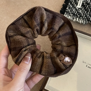 Chouchou à carreaux marron avec ours mignon tenant un cristal de cœur rose pour femme