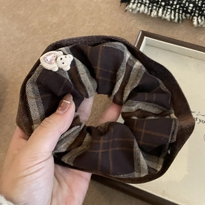 Chouchou à carreaux marron avec un petit ours mignon et strass coeur rose pour cheveux