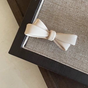 Barrette à cheveux élégante en acrylique crème brillant avec attache en métal doré