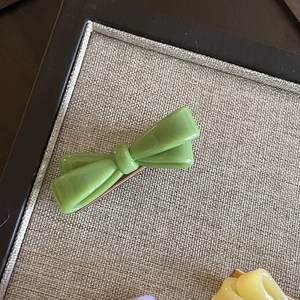 Pince à cheveux nœud vert élégante en acrylique avec fini résine pour un style minimaliste