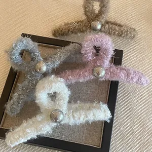Pinces à cheveux en peluche avec accents métalliques en diverses couleurs pour femmes