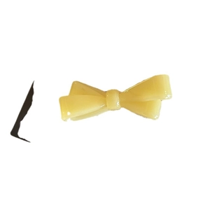 Barrette à cheveux nœud chic couleur crème en acrylique avec une finition brillante