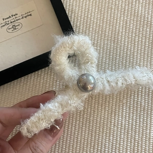 Pince à cheveux élégante en peluche avec perle métallique et design moelleux