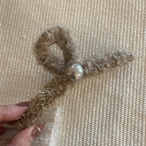Grande pince à cheveux élégante en peluche avec fausse fourrure et perle centrale