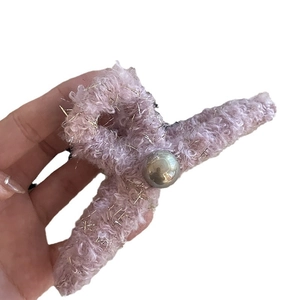 Pince à cheveux élégante en peluche rose avec fils d'or et perle grise