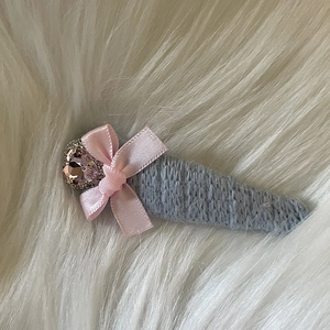 Barrette à cheveux avec cœur en cristal rose, nœud et tissu tricoté gris pour femme
