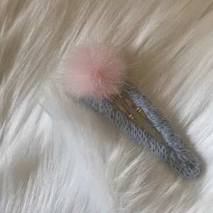 Barrette en tricot chic avec pompon rose doux sur une base en laine grise tissée