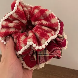 Chouchou Géant Plaid Rouge pour Femmes Attache-Cheveux en Tissu Avec Bordure Dentelle et Boules en Peluche Décoration Noël Nouvel An Accessoires Cheveux