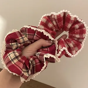 Chouchous à carreaux rouges avec dentelle blanche et perles pour coiffure chignon