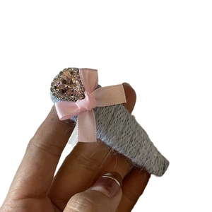Barrette à cheveux tricotée bleue avec nœud en satin rose et cristal en forme de cœur