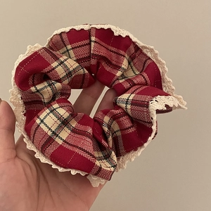 Chouchou à carreaux rouges avec dentelle crème pour chignons et coiffures festives