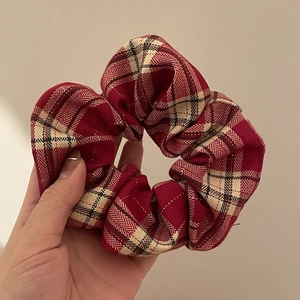 Chouchou à carreaux rouges et beige avec fils métalliques brillants pour chignons