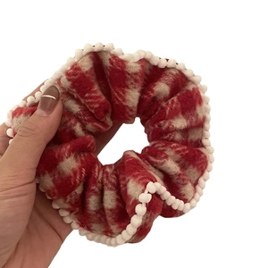 Chouchou à carreaux rouges avec pompons blancs pour coiffure festive et élégante