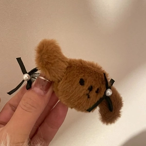 Barrette chiot en peluche marron avec nœud noir et perle élégante pour femmes