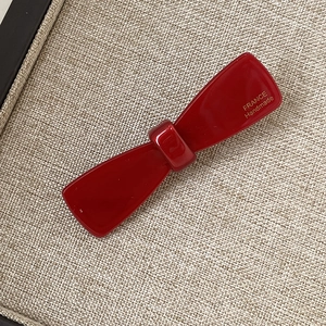 Détail de la pince à cheveux en acétate bordeaux avec inscription dorée France Handmade