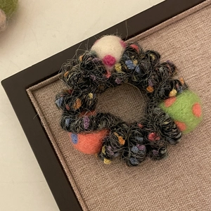 Élastique cheveux arc-en-ciel fait main avec boules de feutre colorées sur laine noire