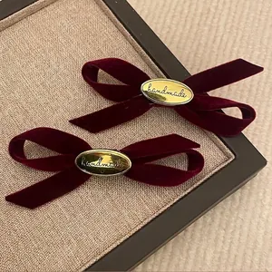 Französische weinrote Samt-Schleifen-Haarklammern mit handgefertigtem Gold-Label