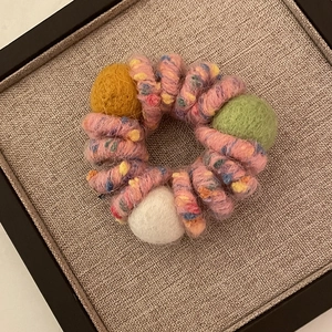 Élastique à cheveux arc-en-ciel fait main avec boules de feutre et spirale tricotée rose