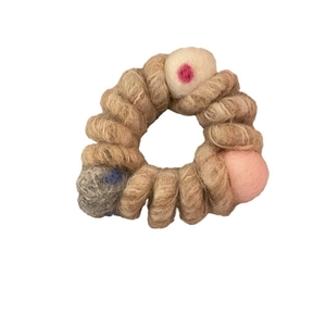 Élastique à cheveux style fil de téléphone avec boules en laine sur fond blanc