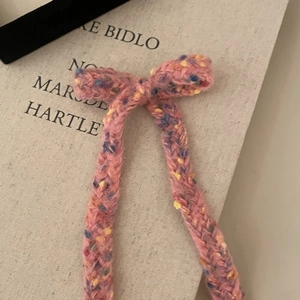 Rosa gestrickte Schleifen-Haarspange mit bunten Punkten und langen Bändern für Mädchen